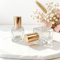 Vente en gros de flacons à bille carrés en verre transparent de luxe de 5 ml et 10 ml avec des couvercles dorés brillants et un applicateur à bille en acier pour parfums et huiles essentielles