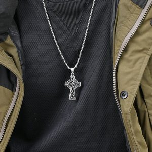 Kalung Liontin Salib Celtic Gothic Kristen Berlapis Emas 18K dengan Rantai Baja Tahan Karat untuk Hadiah Pecinta Punk <span class=keywords><strong>Rock</strong></span> - Product Image 2
