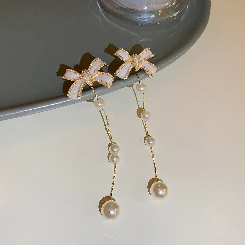 Orecchini pendenti dorati con perle pendenti di nuovo design