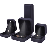 Boîte à bijoux rectangulaire octogonale en cuir PU et plastique, faite à la main, pour bagues, colliers, bracelets, emballage personnalisé avec lumière LED et logo noir