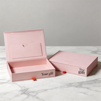 Boîtes cadeaux rigides en papier pour vêtements, chaussures et accessoires, avec couvercle rabattable, logo en relief personnalisé, recyclables, magnétiques et luxueuses