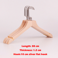 Cintres en bois massif pour costumes et pantalons avec pinces et crochets plats pivotants noirs pour présentation en magasin (vente en gros)