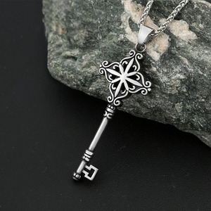 yunnique Collier pour homme en acier inoxydable avec pendentif clé mystère à motif floral, bijou cadeau, chaîne de 60 cm, chaîne de pull en argent tibétain - Product Image 1