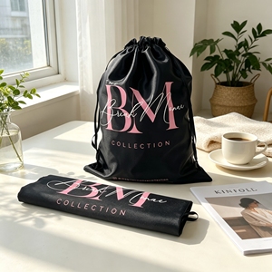 Sacs en satin noir avec cordon de serrage, impression logo rose, pochettes de rangement en satin doux de luxe pour boutique de beauté, extensions de cheveux - Product Image 1