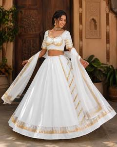 Elegante Lehenga Choli Blanco de Diseñador con Dupatta con Borde Metálico Dorado para Eventos Festivos y Bodas - Product Image 2