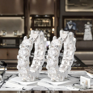 ต่างหูเพชรโมอิสซาไนต์ทรงหรูหรา 4 มม. ชุบแพลตตินั่ม เงินแท้ S925 สำหรับวันครบรอบ ดีไซน์คลาสสิก พร้อมใบรับรอง - Product Image 3