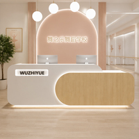 Bureau d'accueil en bois massif au design minimaliste et moderne avec rangement pour établissement de formation préscolaire et éducation de la petite enfance