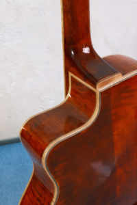 Guitarra Eléctrica Yunzhi de 17 Pulgadas Estilo Gypsy con Tapa Arqueada, Cuerpo Hueco de Arce Flameado Hecho a Mano, Diapasón de Ébano, Abeto Marrón H-H - Product Image 6