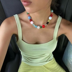 สร้อยคอหินธรรมชาติหลากสีแบบกำหนดเอง สร้อยคอประดับอัญมณีเม็ดใหญ่ งานแฮนด์เมด เครื่องประดับทรงเรขาคณิต สำหรับทุกเพศ ขายส่ง - Product Image 3