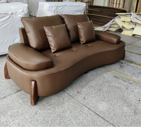 Canapé en cuir rétro italien trois places incurvées minimalistes pour salon moderne meubles de maison de ferme simples en cuir PU