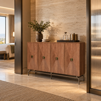 Buffet à quatre portes WYRAX en bois grainé avec poignées carrées en laiton et base métallique surélevée pour le rangement dans les salles à manger d'hôtel
