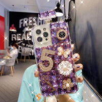 Étui de téléphone de luxe en diamant avec strass pour iPhone 15 Plus coque de bouteille de parfum avec lanière sangle de chaîne étuis pour femmes pour iPhone 15