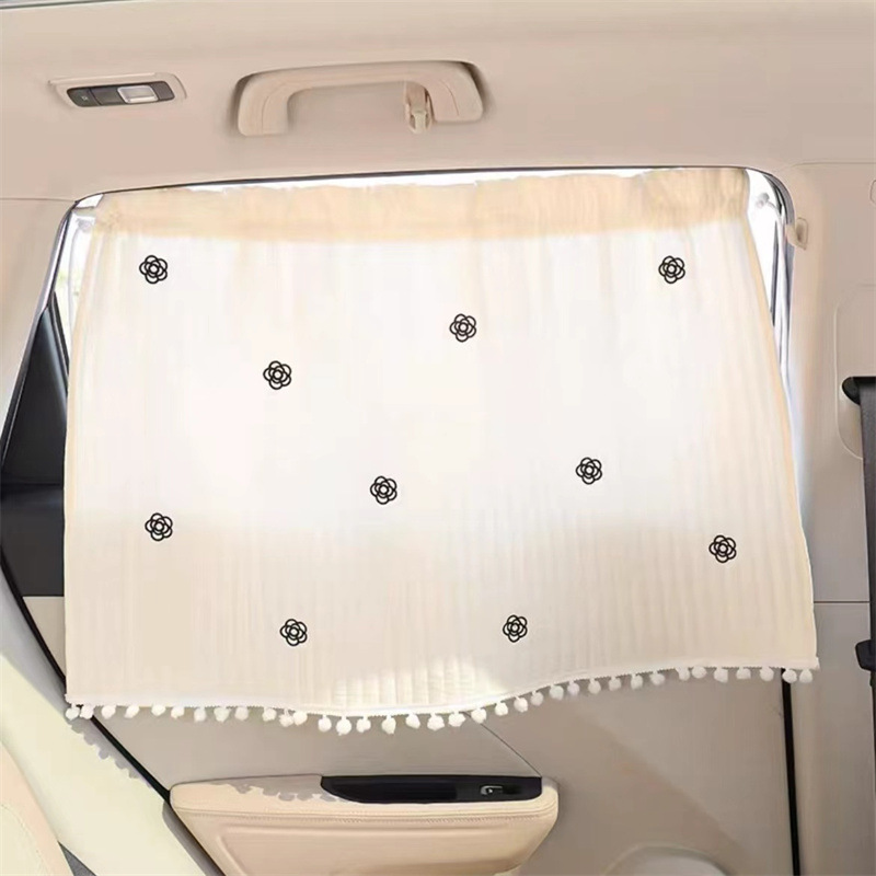 Rideaux matelassés brodés de pompons avec motif camélia