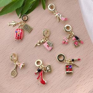 JS1777 Breloques pendantes européennes en émail, motifs valise, passeport, parfum, talon, rouge à lèvres, cosmétique, stylo de maquillage, <span class=keywords><strong>talons</strong></span> hauts, escarpins - Product Image 1