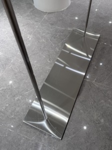 Exhibidores de Ropa Personalizados para Tiendas, Estante de Ropa de <span class=keywords><strong>Metal</strong></span> Plateado Montado en la Pared, Estante de Ropa de Acero Inoxidable Plateado para Tienda - Product Image 4