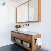 Meuble-lavabo de salle de bain personnalisé fait à la main avec des sculptures en bois artisanales et un miroir rétroéclairé en option