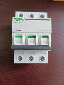 Interruptor de Circuito en Miniatura IC65H 3P D 16A, Protección Contra Sobrecarga, Cortocircuito y Bajo Voltaje, Montaje en Riel DIN - Product Image 1