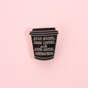 เข็มกลัดรูปแก้วกาแฟโลหะขายส่ง ดีไซน์น่ารัก สไตล์การ์ตูน สื่อถึงการเว้นระยะห่างกัน ชุบนิกเกิลสีดำ รูปทรงสี่เหลี่ยมผืนผ้า - Product Image 2