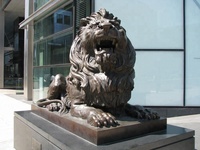 Sculpture de lion en bronze moderne de grande taille personnalisable pour l'extérieur pour la technique de moulage de décor de jardin