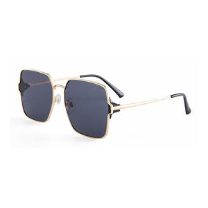 Gafas de sol retro con montura cuadrada de metal para mujer, color dorado, protección UV400, estilo urbano de gran tamaño y a la moda. - Product Image 2