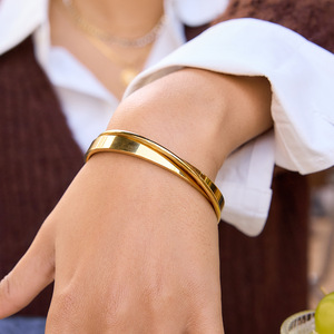 Bracelet géométrique en acier inoxydable, design minimaliste, bijoux unisexes à porter au quotidien - Product Image 3
