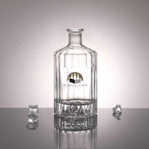 Bouteille en verre réutilisable <span class=keywords><strong>de</strong></span> 500ml <span class=keywords><strong>de</strong></span> <span class=keywords><strong>base</strong></span> <span class=keywords><strong>de</strong></span> montagne personnalisée pour la <span class=keywords><strong>boisson</strong></span> au rhum et au <span class=keywords><strong>gin</strong></span> - Product Image 1