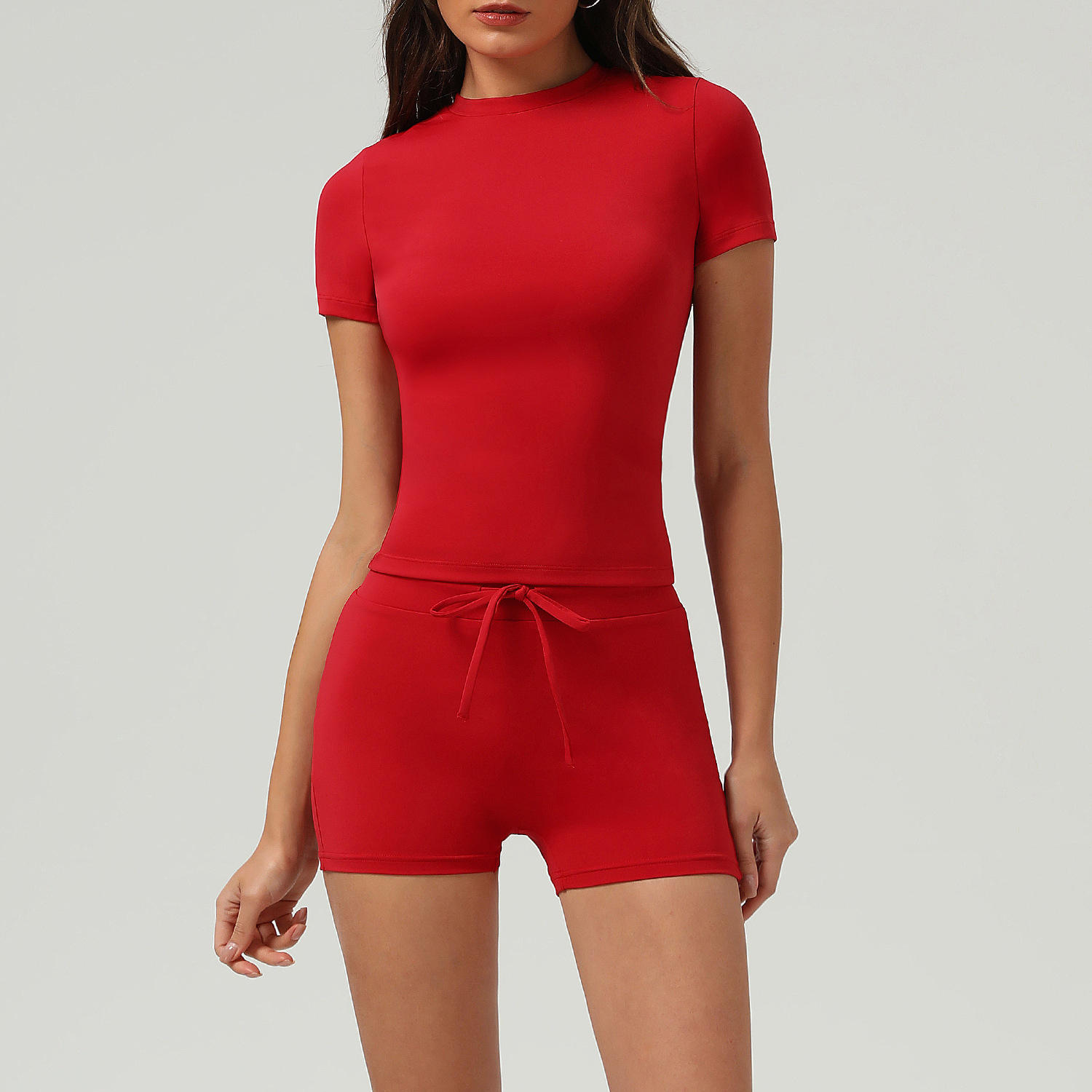เสื้อแขนสั้นสีแดง + กางเกงขาสั้น