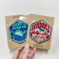 Patchs personnalisés pour vêtements Étiquettes de nom brodées en fer à paillettes Techniques tissées de cœur de fleur Silicium pour Anime