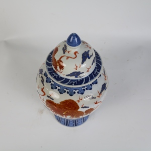 Pot à gingembre en porcelaine bleue et blanche chinoise avec motif de lion rouge et or - Pot de rangement décoratif en céramique de Jingdezhen avec couvercle, design Art Déco - Product Image 3