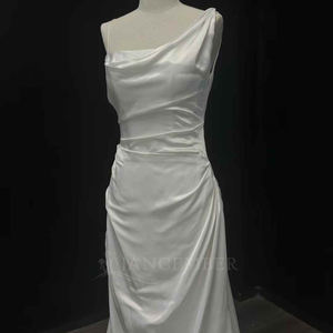 Robe de mariée sirène moderne NT29 en satin, longue, brillante, dos nu, à une épaule, avec appliques de fleurs en cristal et traîne chapelle - Product Image 6