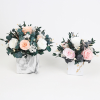 Articles de décoration intérieure avec logo personnalisé, roses éternelles conservées à jamais, bouquet de fleurs et plantes dans un vase en résine à texture marbrée