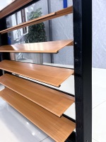 TOMA Fenêtres à persiennes modernes en aluminium avec lames en bois, ouverture verticale et finition grain de bois pour volets de salle de bain