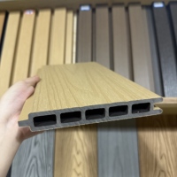 Clôture de Ferme pour Protection de l'Intimité Extérieure, Panneau WPC Co-Extrudé, Écologique, Étanche, Résistant à l'Humidité, Design Moderne et Esthétique