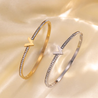 Bracelets manchette en acier inoxydable or rose pour femme Accessoire de mode avec lettre «V» et bracelets en demi-cristal