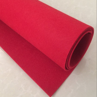 Feutre de laine rouge, poids moyen ; absorbant l'huile, amortissant, absorbant les chocs et isolant thermiquement.
