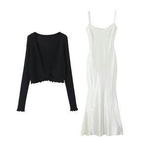 ชุดเดรสสไตล์ฝรั่งเศสสุดหรู สีขาวสดใส ผ้าซาติน คอวี ทรงหางปลา พร้อมเสื้อถักสีดำ ชุดราตรีสำหรับผู้หญิง - Product Image 1