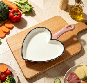Poêle à frire en <span class=keywords><strong>fonte</strong></span> <span class=keywords><strong>émaillée</strong></span> personnalisée de haute qualité en forme de cœur, compatible lave-vaisselle, four et cuisinière à gaz - Product Image 2