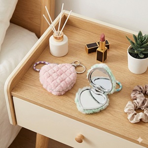 Miroir de poche compact pliable en fausse fourrure moelleuse pastel avec logo personnalisé, porte-clés et cordon, idéal pour la vente en gros - Product Image 1