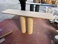 Table console moderne en travertin beige naturel, table de couloir sur piétement en pierre beige pour projet hôtelier et décoration intérieure