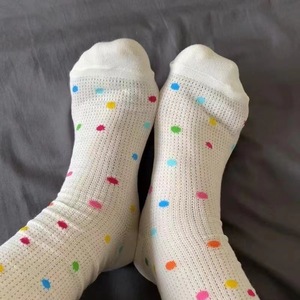 Calcetines de lunares para mujer, hasta la pantorrilla, de malla fina, transpirables, estilo casual de verano, estilo japonés JK, frescos y bonitos, blancos con lunares de colores - Product Image 3
