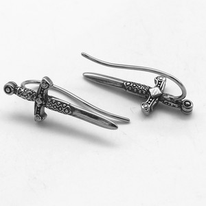 Pendientes con clip en forma de espada yunnique, diseño geométrico de acero inoxidable 316, regalo para parejas - Product Image 5