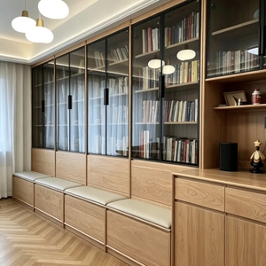 Bibliothèque murale sur mesure pour toute la maison, design moderne en bois, avec portes vitrées du sol au plafond et banc intégré - Product Image 2