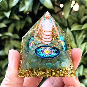 Pyramide en cristal Kogiya, pilier blanc, aventurine verte, résine époxy, décoration d'intérieur, ornement de bureau - Product Image 4