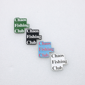 Broches personnalisées carrées en métal avec lettres émaillées de diverses couleurs et attache papillon - Product Image 3