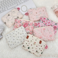 Vente en gros de sacs cosmétiques en coton matelassé floral mignon sac de rangement portable pour serviettes hygiéniques pour filles sac de maquillage doux dessin animé rouge à lèvres