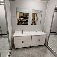 Toilettes portables préfabriquées modulaires à double cabine en panneaux composite imitation bois, sanitaires publiques pour sites touristiques, parcs et camping