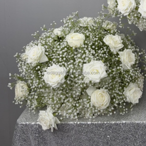 Boule de fleurs artificielles élégante LEDA, roses blanches et gypsophile, centre de table de mariage, bouquet floral pour réception de mariage et fête - Product Image 3