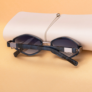 แว่นกันแดดแฟชั่นดีไซน์เก๋ โลโก้สั่งทำ กรอบโลหะทรงเหลี่ยมเต็มกรอบ สายโซ่  เลนส์ PC ป้องกันรังสียูวี 400 สำหรับผู้หญิง - Product Image 4