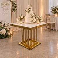 Table carrée pour gâteaux, plateau blanc, piétement en métal doré effet miroir, pour la location de mobilier hôtelier