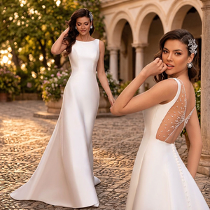 Robe de mariée moderne pour mère de la mariée, sans manches, col dégagé, dos illusion, longueur ras du sol, style plage, traîne balayante, en satin orné de perles - Product Image 3